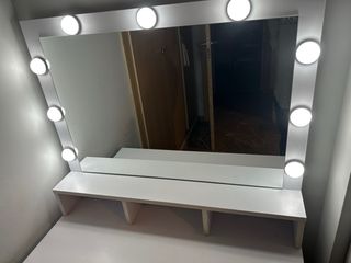 Tocador blanco con luces y banqueta