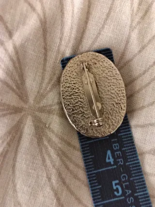 Spilla vintage ovale con fiore essiccato