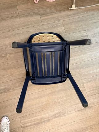 Seggiole in plastica blu e rattan