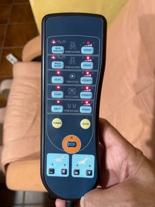 Sillón de masaje beige con mando multifunción. Tra