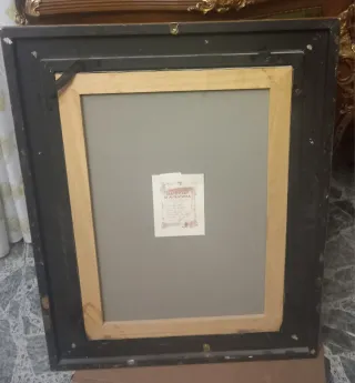 Quadro con cornice dorata e velluto rosso