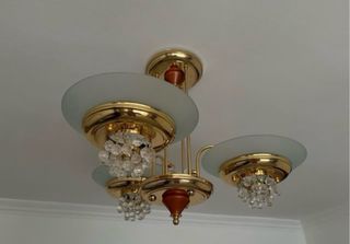 Lampada da soffitto dorata con cristalli