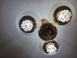 Lampada da soffitto dorata con cristalli