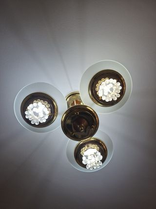 Lampada da soffitto dorata con cristalli