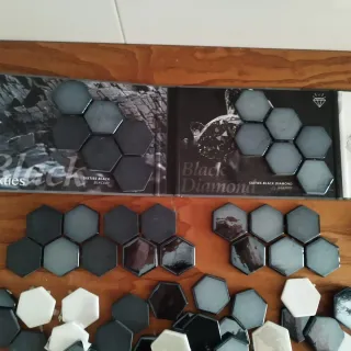 Azulejos hexagonales negros y blancos