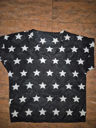 Camiseta estampado estrellas negra y blanca
