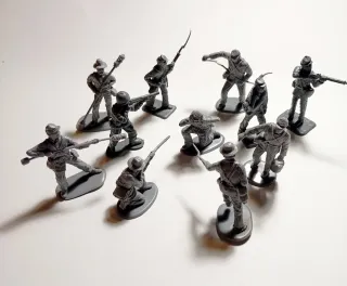 Ventiquattro soldatini grigi