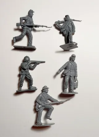 Ventiquattro soldatini grigi