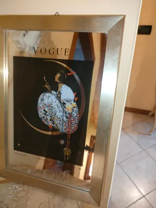 Quadro Vogue con cornice dorata