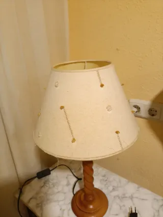 Coppia di lampade da comodino in legno