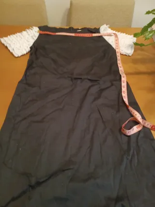 Vestido negro con mangas blancas