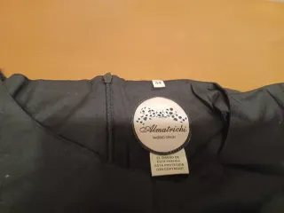 Vestido negro con mangas blancas