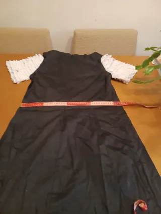 Vestido negro con mangas blancas