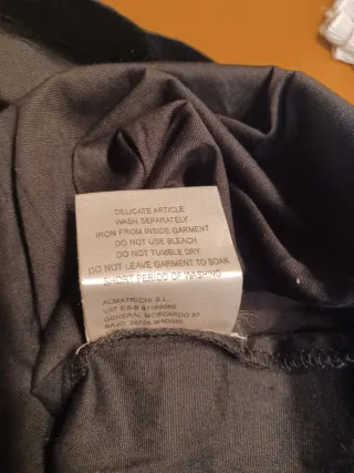 Vestido negro con mangas blancas