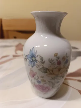 2 Vasi in Ceramica con Design Floreale e Bianco