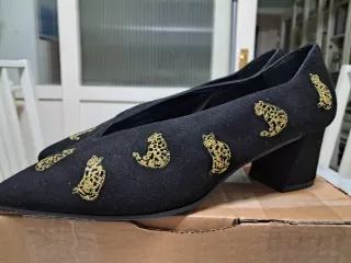 Zapatos de fiesta Argentia negros con estampado.