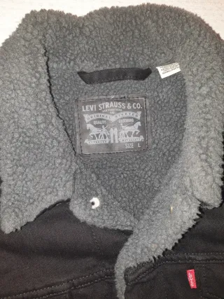 Chaqueta Levi's Negra con Forro Gris