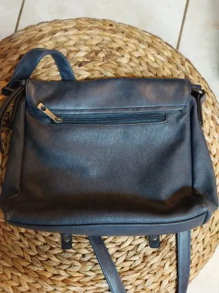 Bolso bandolera azul con tachuelas