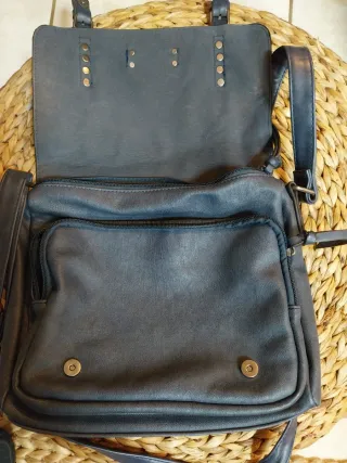 Bolso bandolera azul con tachuelas