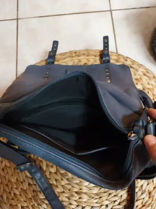 Bolso bandolera azul con tachuelas