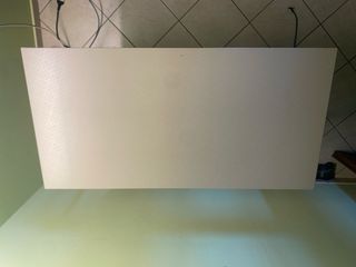 Scrivania grigia con gambe bianche