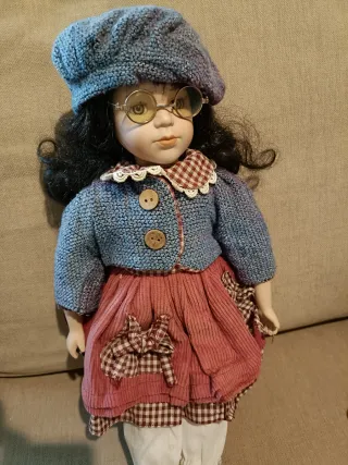 Muñeca de porcelana con vestido