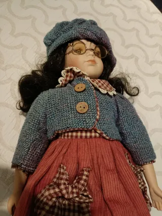 Muñeca de porcelana con vestido