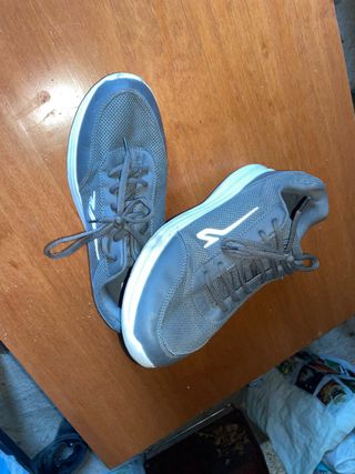 Zapatillas deportivas grises y blancas