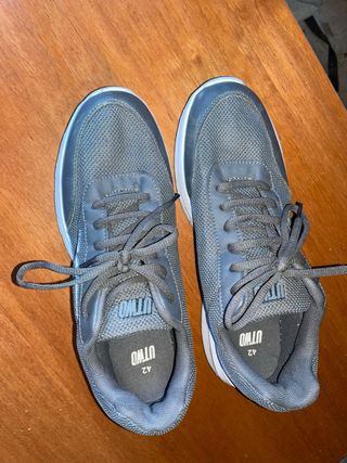 Zapatillas deportivas grises y blancas