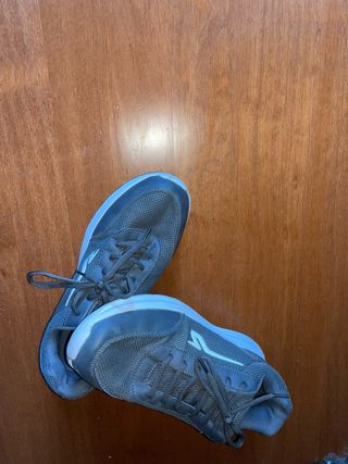 Zapatillas deportivas grises y blancas