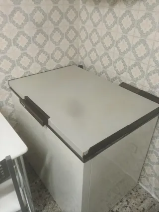 Congelatore bianco in buone condizioni