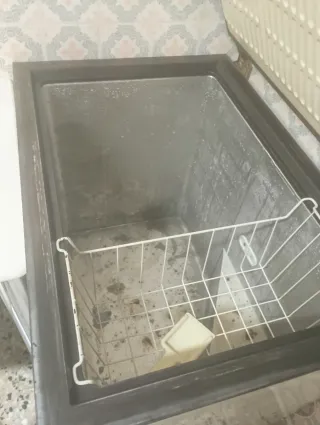 Congelatore bianco in buone condizioni