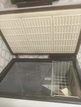 Congelatore bianco in buone condizioni