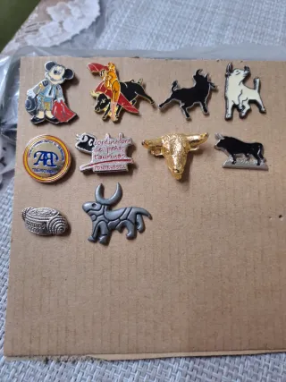 Lote de pines taurinos y toros