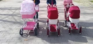 Carrito de muñecas rosa con capota y sombrilla