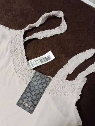 Camiseta Mango tirantes fruncidos beige