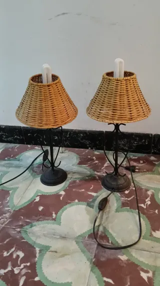 2 Lámparas de mesa mimbre y metal