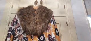 Abrigo boho largo estampado floral con cuello pelo