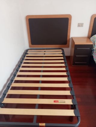 dos habitaciones completas con cama y muebles