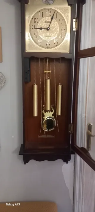 Reloj de pie clásico madera