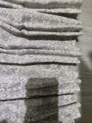 Cortina blanca y gris hecha a medida.