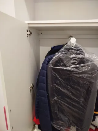 Armario juvenil blanco con detalles rosas