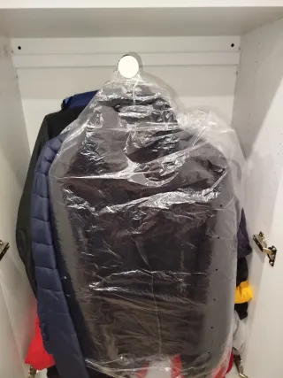 Armario juvenil blanco con detalles rosas