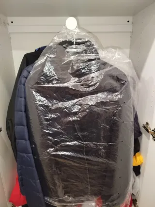 Armario juvenil blanco con detalles rosas