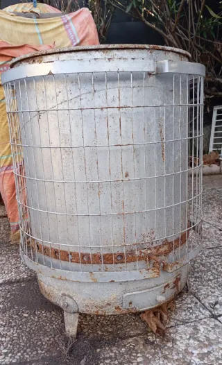 Estufa leña antigua metálica