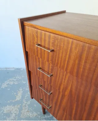 Cómoda Mid Century Francesa. Vintage 60s.