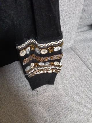 Jersey negro con detalles dorados