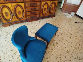 Silla y banqueta azul de terciopelo
