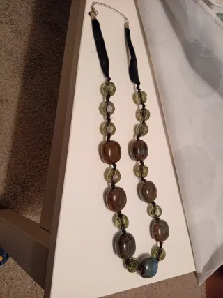 Collar de cuentas marrón y verde
