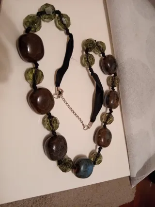 Collar de cuentas marrón y verde